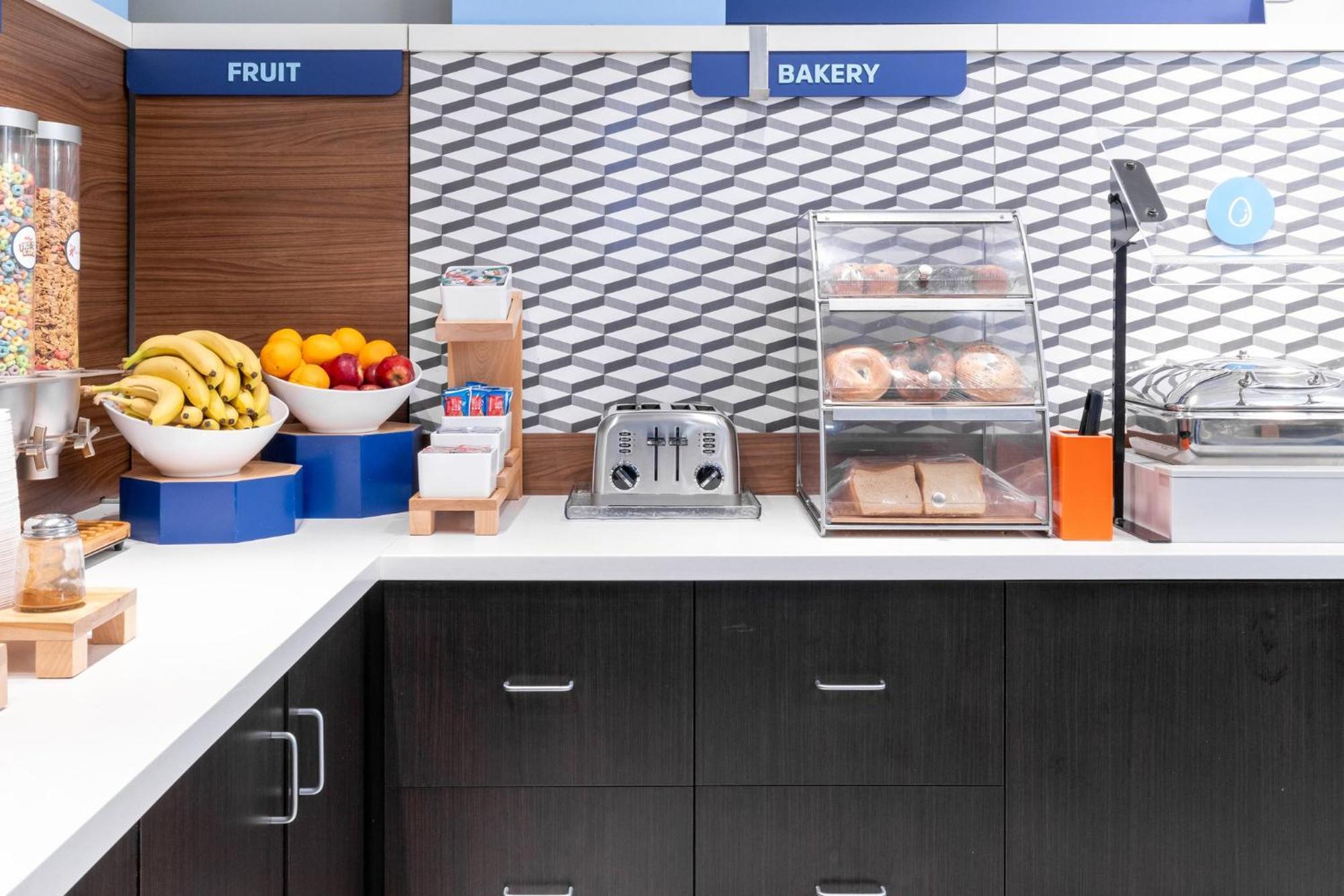 Express & Vegas Sw Springvalley By Ihg Hotel