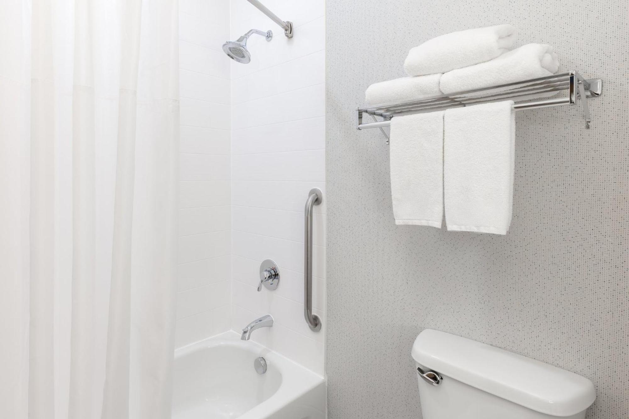 Hotel Express & Vegas Sw Springvalley By Ihg 3*