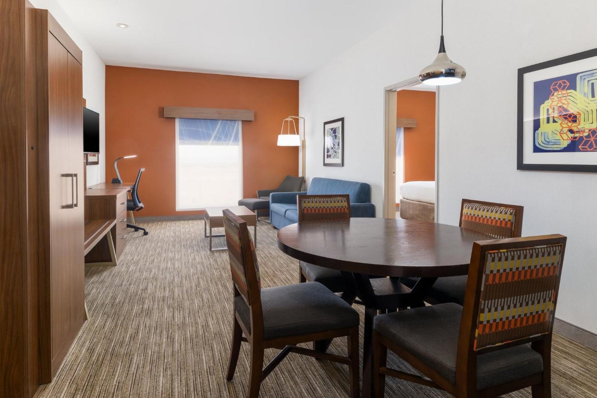 Hotel Express & Vegas Sw Springvalley By Ihg 3*