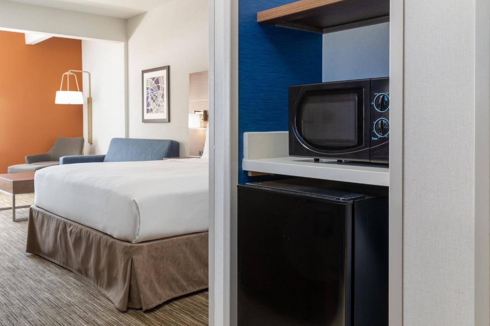 Hotel Express & Vegas Sw Springvalley By Ihg 3*