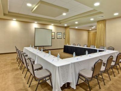 Holiday Express & Sw Springvalley By Ihg Hotel 3*